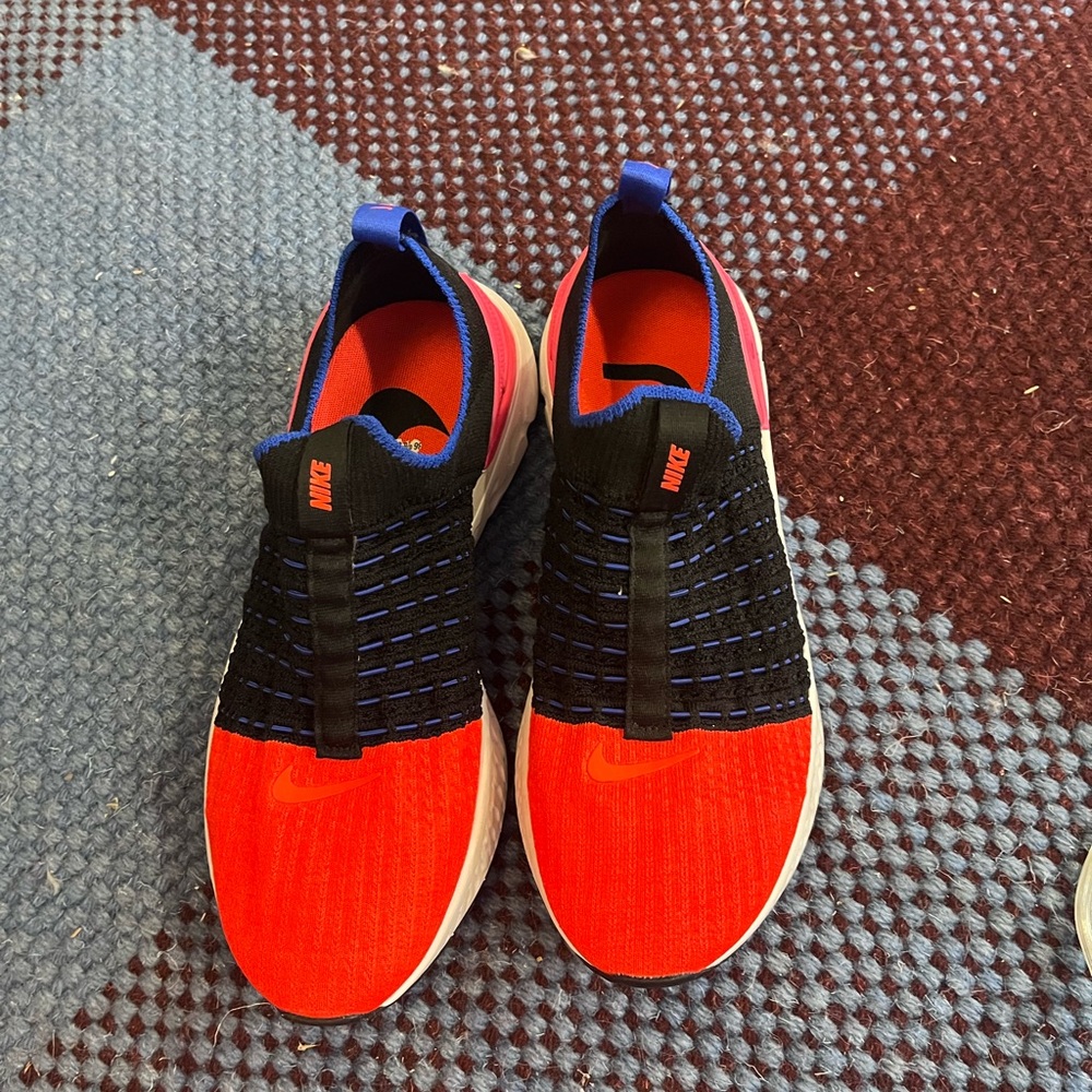 Nike 8.5 women’s slip on sneakers